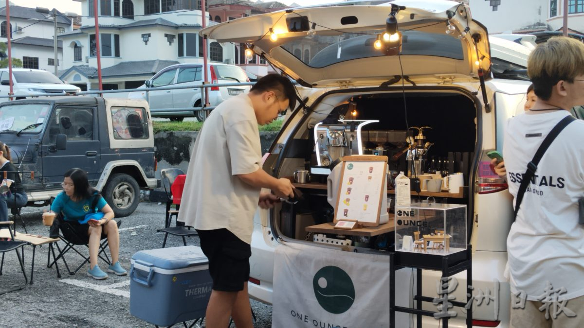 推动车尾箱文化 33车聚万里望办市集 