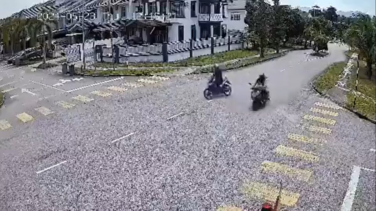 攫夺匪骑摩托伺机干案，5秒抢走金手链！