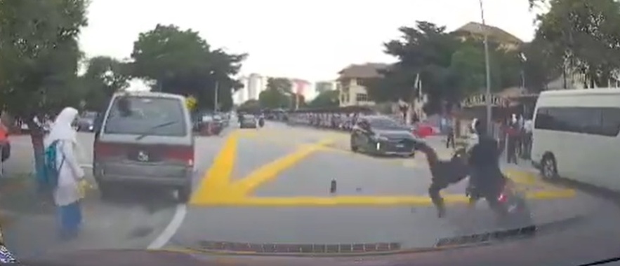 放学没看车就冲出马路 女学生被摩托撞伤