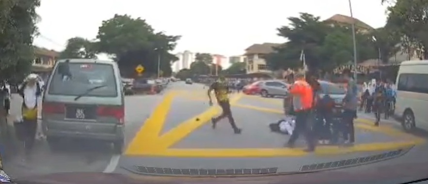 放学没看车就冲出马路 女学生被摩托撞伤