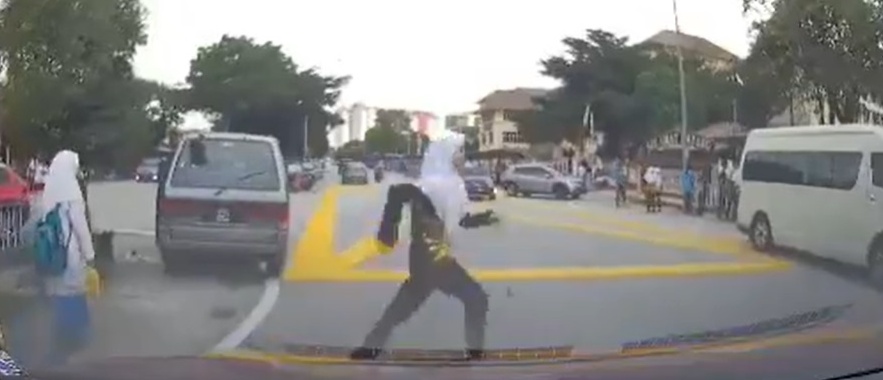 放学没看车就冲出马路 女学生被摩托撞伤