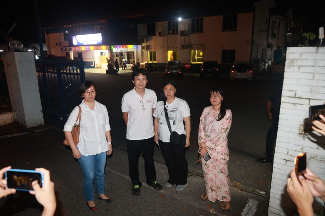 新古毛补选|黄业华与赵丽兰深夜到警局接受调查