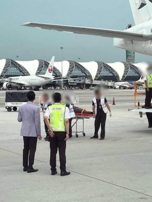 新航死亡乱流惊悚瞬间!“推车空姐甩飞”撞舱顶 乘客尖叫祈祷