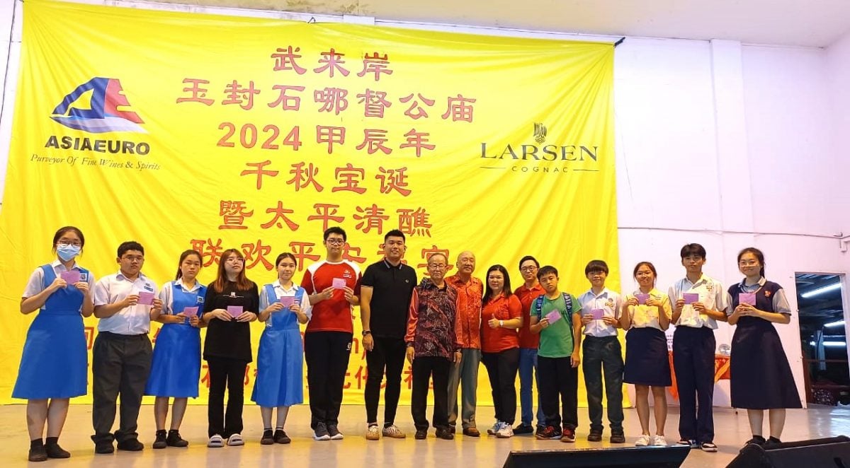 早报可做头//大都会/林进权,武来岸玉封石哪督庙善果园共拨出近700万令吉的慈善基金