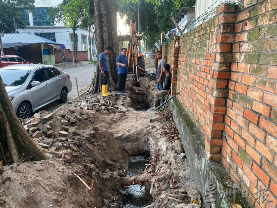 早报头-大都会/上午投诉下午解决,苏丹苏莱曼体育馆外积水终于消退!/7图