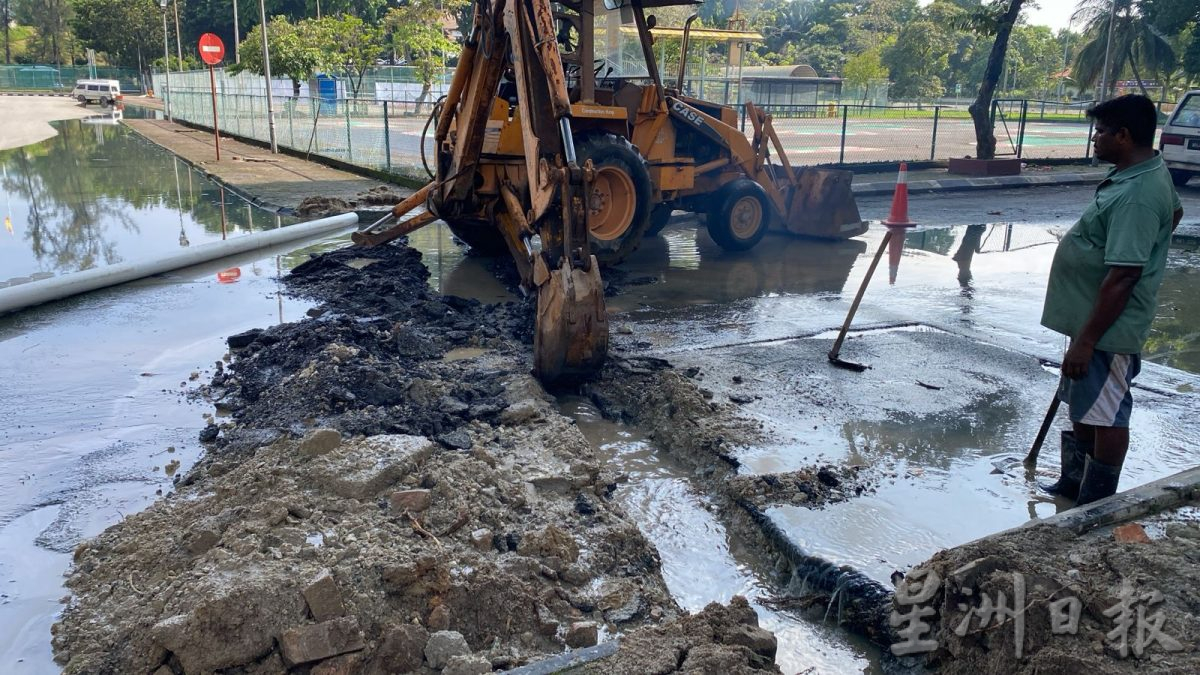 早报头-大都会/上午投诉下午解决,苏丹苏莱曼体育馆外积水终于消退!/7图