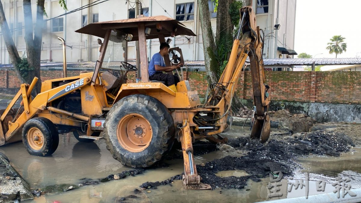 早报头-大都会/上午投诉下午解决,苏丹苏莱曼体育馆外积水终于消退!/7图