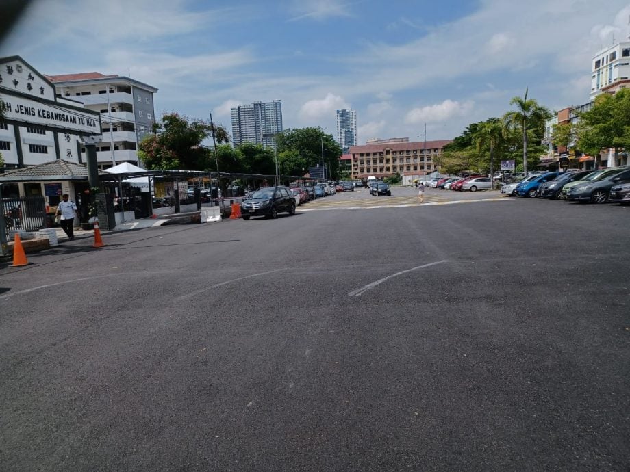 早报头-大都会/育中前面走道旁的沟渠崩塌,出现整4、5呎深坑洞