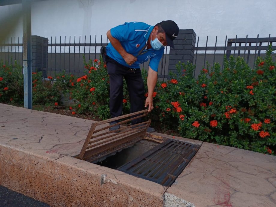 早报头-大都会/育中前面走道旁的沟渠崩塌,出现整4、5呎深坑洞