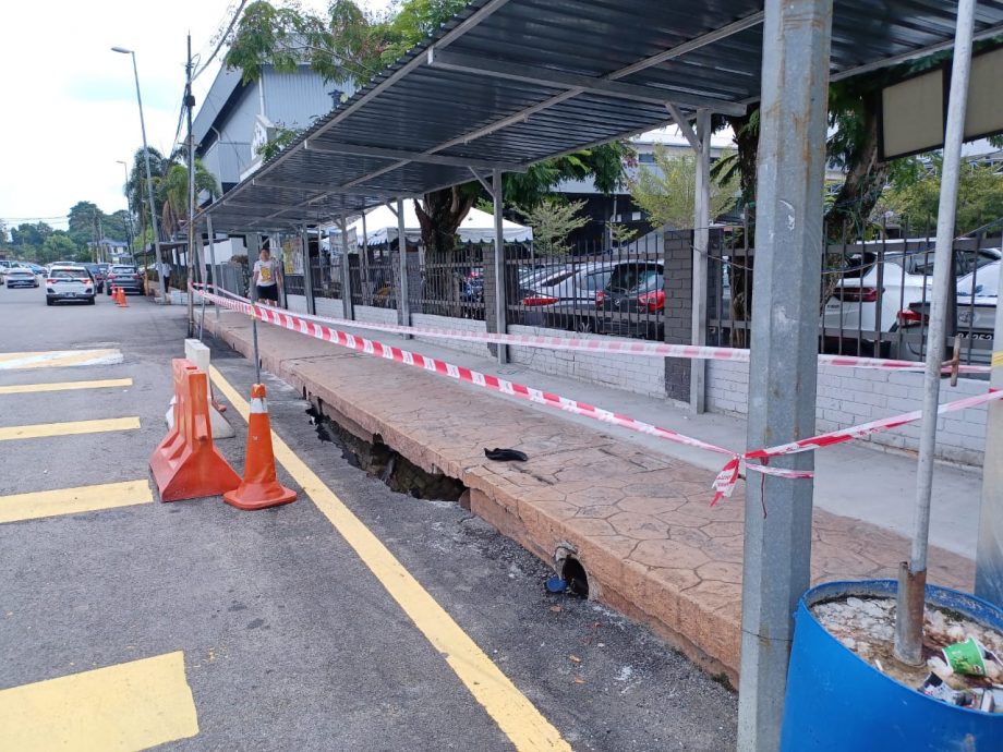 早报头-大都会/育中前面走道旁的沟渠崩塌,出现整4、5呎深坑洞