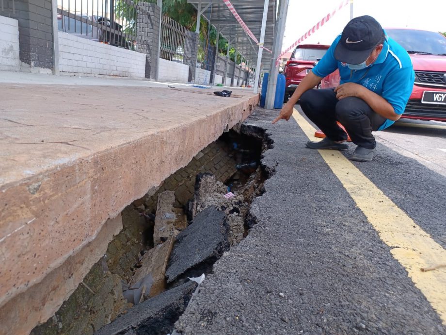 早报头-大都会/育中前面走道旁的沟渠崩塌,出现整4、5呎深坑洞