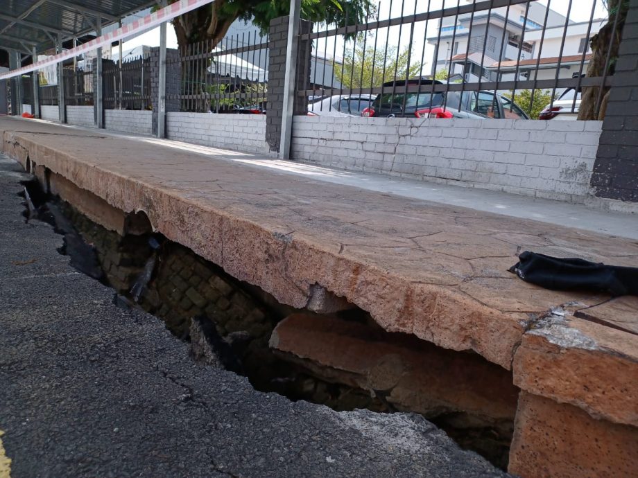 早报头-大都会/育中前面走道旁的沟渠崩塌,出现整4、5呎深坑洞