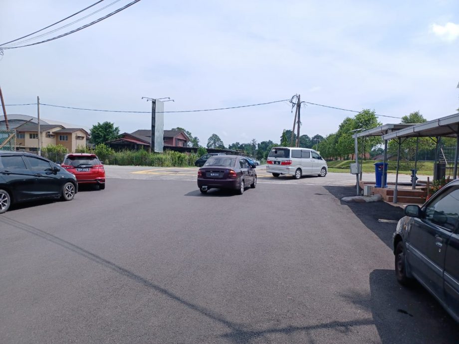 早报头-大都会/育中前面走道旁的沟渠崩塌,出现整4、5呎深坑洞