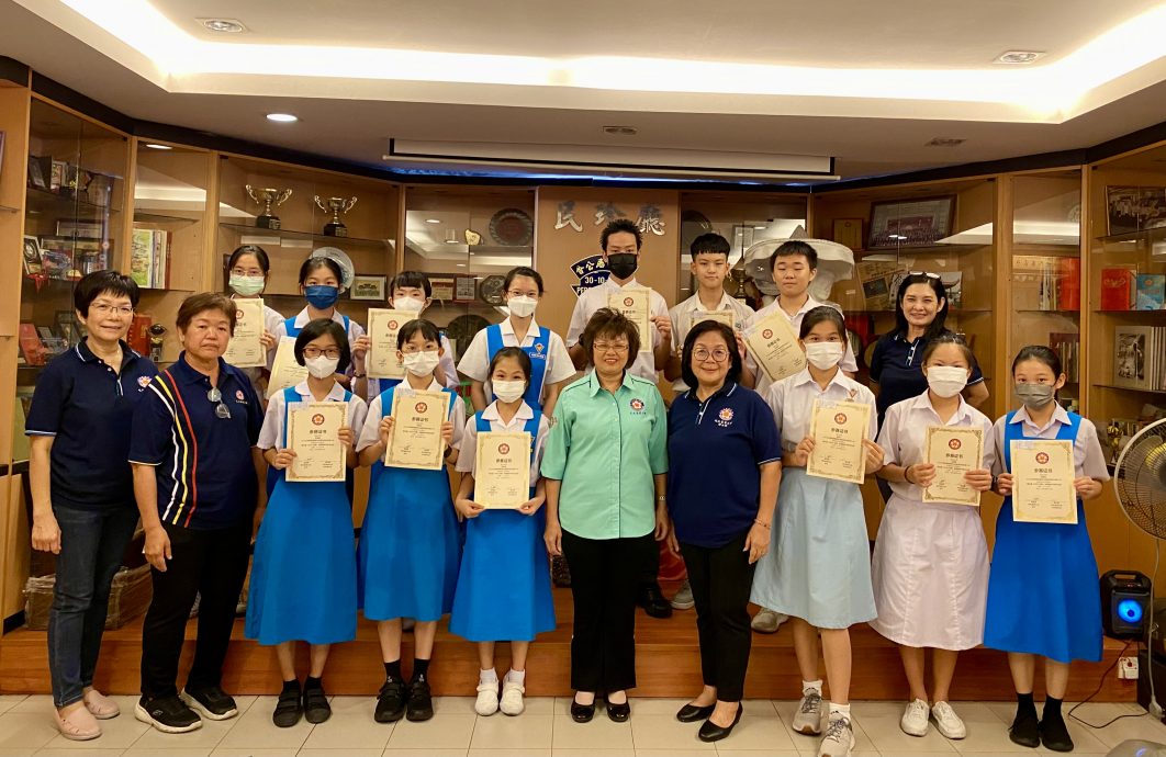 早报版头(大都会)客联妇母亲节颂文赛巴生赛场开幕 吴凤娟:要重视父母的恩情/2图