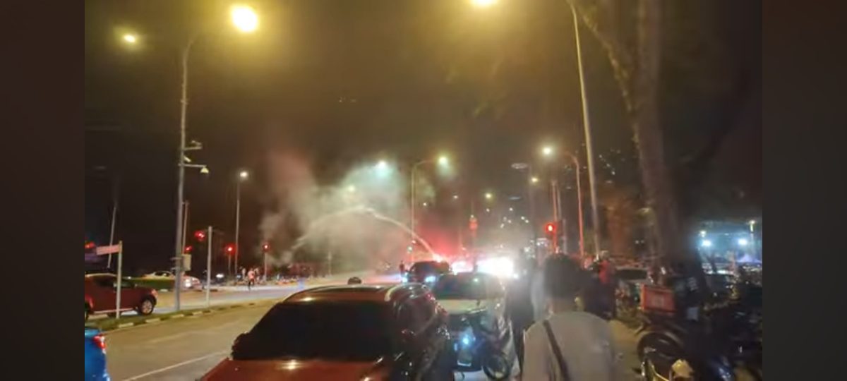 昨日足球赛后蕉赖体育馆外骚乱•1本地车主轿车车镜破裂