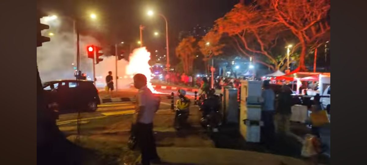 昨日足球赛后蕉赖体育馆外骚乱•1本地车主轿车车镜破裂