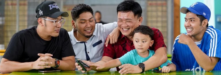 是爸也是妈!单身华男收养3巫裔兄弟 “要给他们过上好生活”