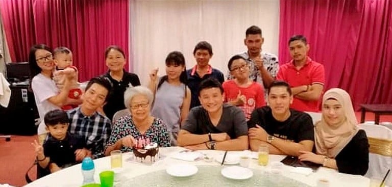 是爸也是妈!单身华男收养3巫裔兄弟 “要给他们过上好生活”