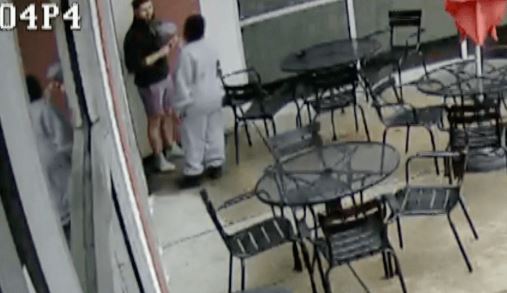 亿万富翁火警逃生衣衫不整 9岁童以为流浪汉施舍1美元  