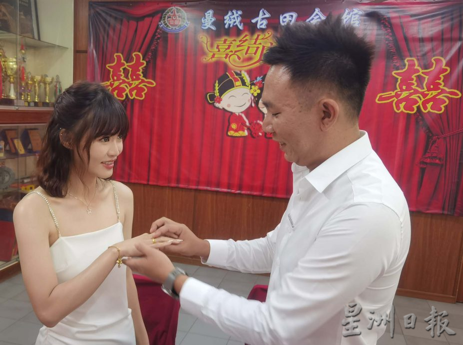 曼绒7对情人 选择520注册结婚