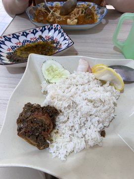 有炸鸡咖里马铃薯 女子:2盘扁担饭RM13 好便宜