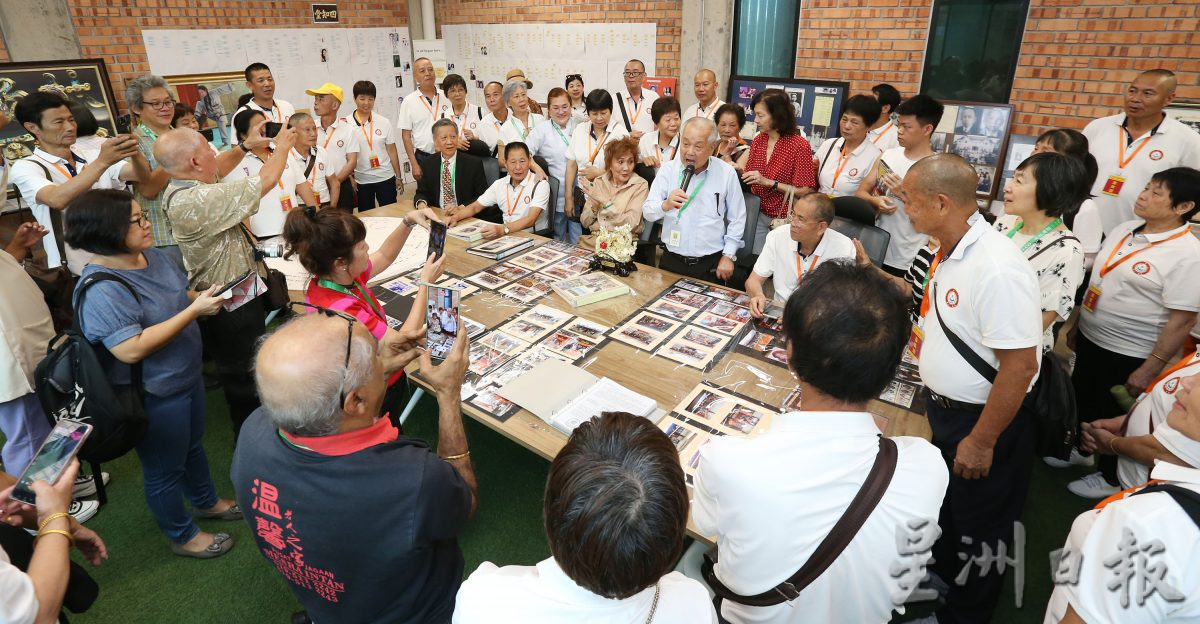 杏林社参观杨林周胡博物馆 谭慧珍献唱两首歌