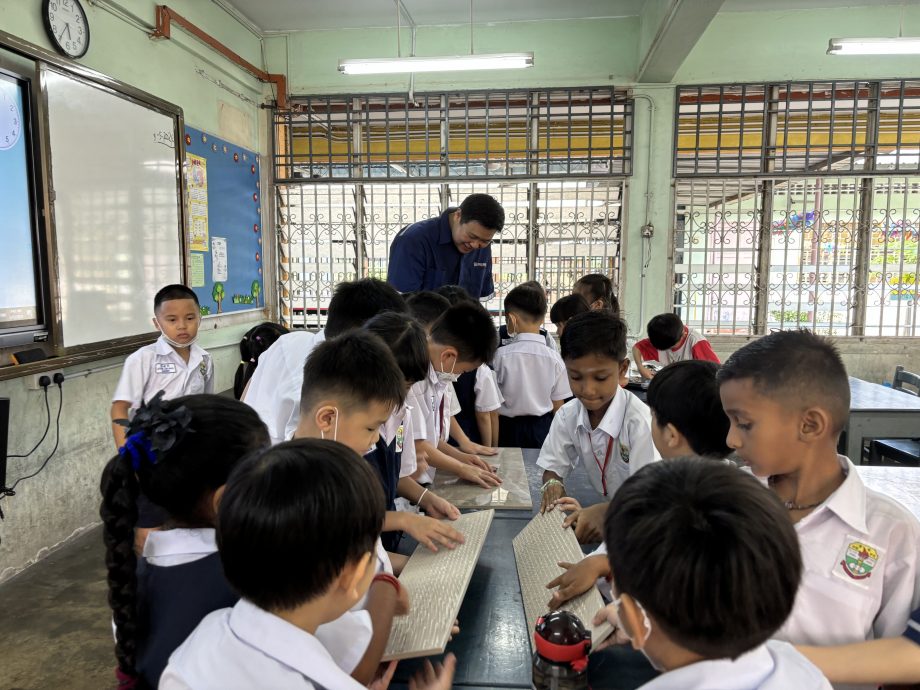 柔:教育版头:居銮平民华小温馨教师节 家协全员出动热闹