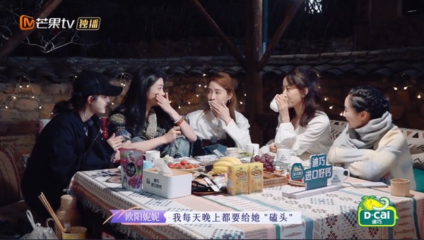 欧阳娜娜赚钱养全家？ 妮妮：每晚给她磕头
