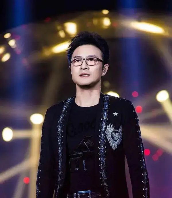 汪峰带儿女与新欢聚餐 葛荟婕呛对孩子不负责任