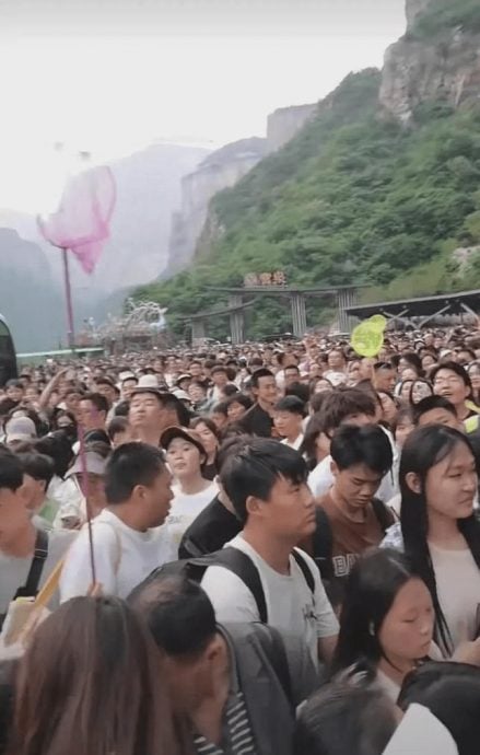 河南宝泉大批游客滞留 半夜徒步十几公里下(51065367)-20240503170619_copy1