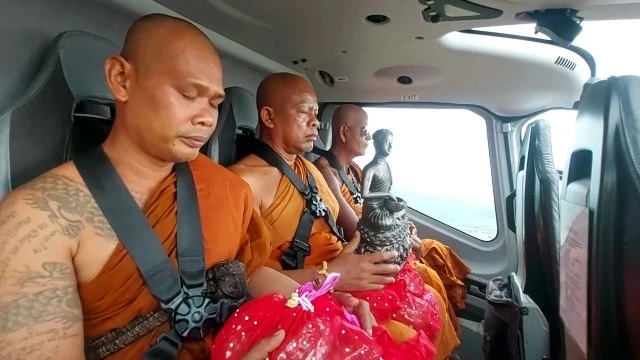 泰寺庙佛诞节豪洒现金 僧侣乘直升机开光圣物