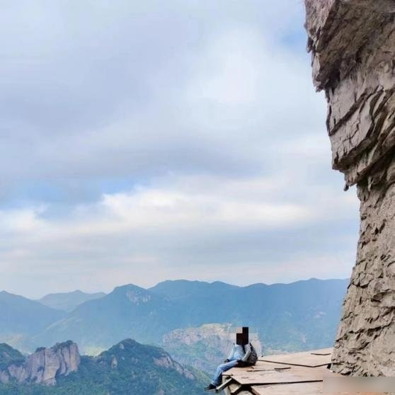 浙江雁荡山攀岩客堵山腰 景区“打劫”:怕就叫救援每人300元