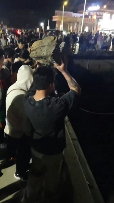 游客买石头掷海观蓝眼泪 当地文旅称违规