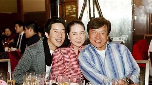 火辣比基尼旧照被挖 林凤娇大方靠秦汉怀里