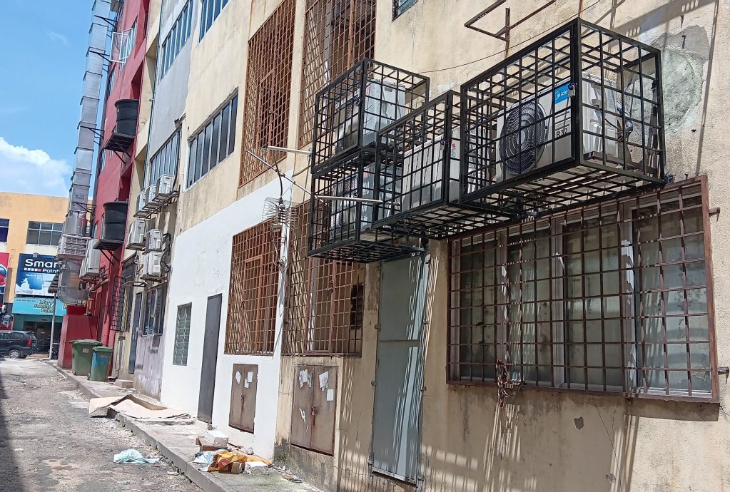 版头-大都会/半个月逾20宗冷气压缩机铜喉铜线被偷,商家装铁架阻失窃/4图