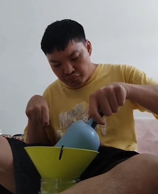 独立像正常人一样生活 脑瘫青年创业卖饼维持生计