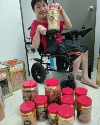 独立像正常人一样生活 脑瘫青年创业卖饼维持生计