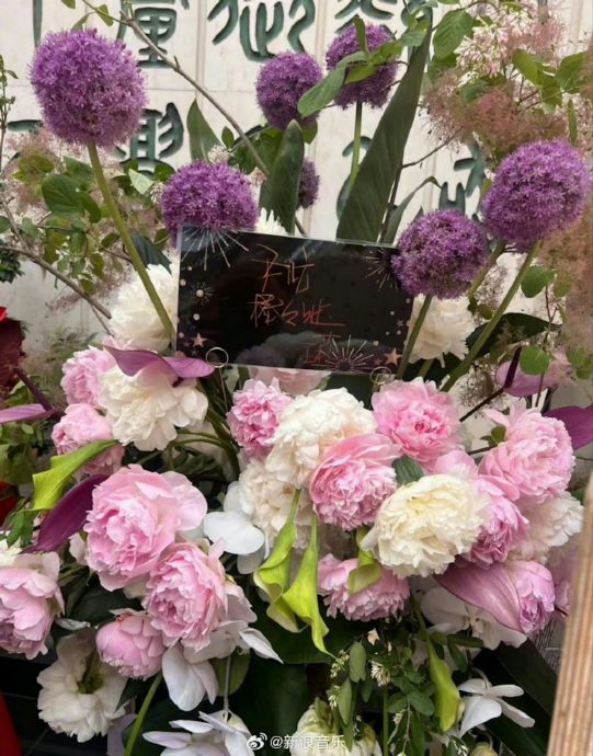 王菲亲笔提字送花篮 37岁男星身份引人好奇