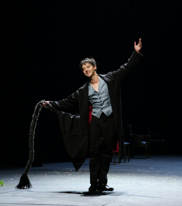 王菲亲笔提字送花篮 37岁男星身份引人好奇