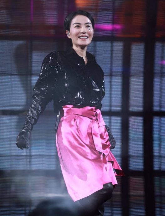 王菲亲笔提字送花篮 37岁男星身份引人好奇