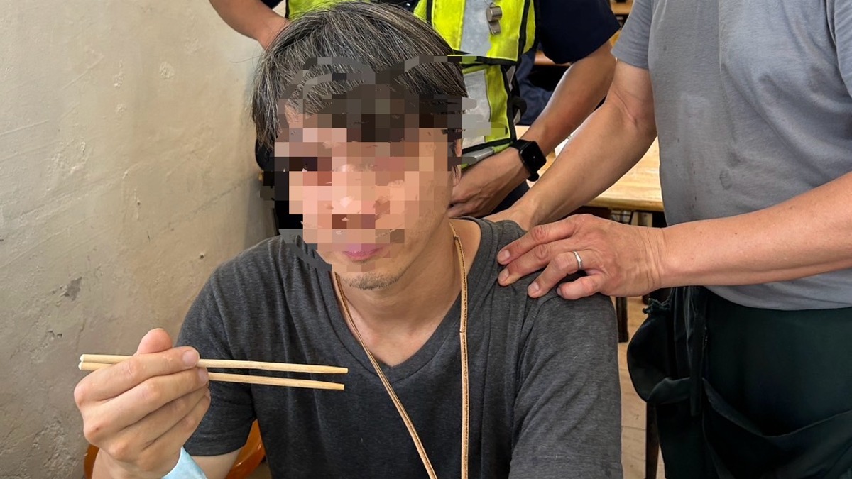 男子用餐持筷子一动也不动 店家吓坏急报警