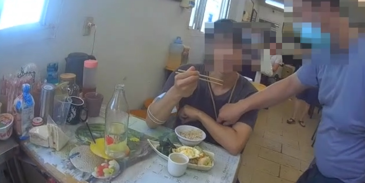 男子用餐持筷子一动也不动 店家吓坏急报警