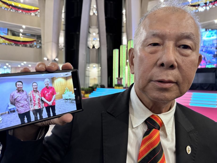 相识40年 同日封拿督