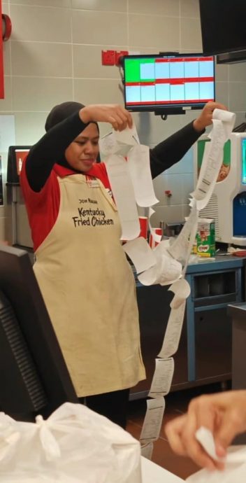看到促销活动爆单 KFC店员露久违笑容