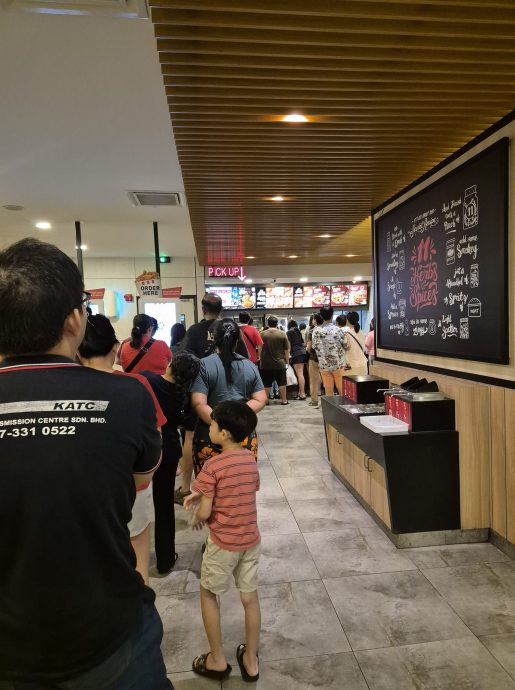 看到促销活动爆单 KFC店员露久违笑容