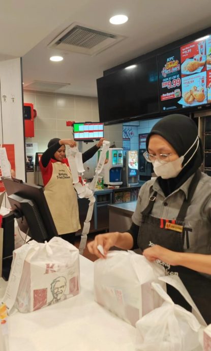 看到促销活动爆单 KFC店员露久违笑容