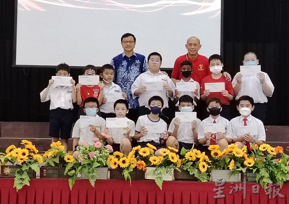 穆文常教育基金会 17学校 88清寒学子受惠