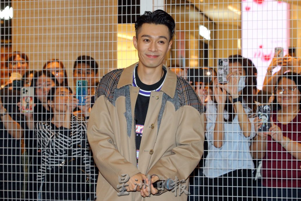 粉丝激动推挤跌倒 周柏豪：女孩们，你们冷静啊！