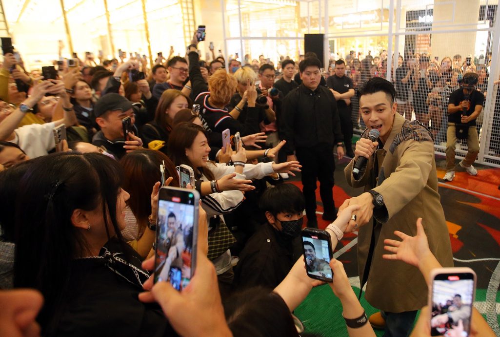 粉丝激动推挤跌倒 周柏豪：女孩们，你们冷静啊！