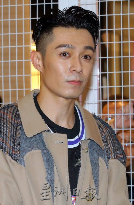 粉丝激动推挤跌倒 周柏豪：女孩们，你们冷静啊！